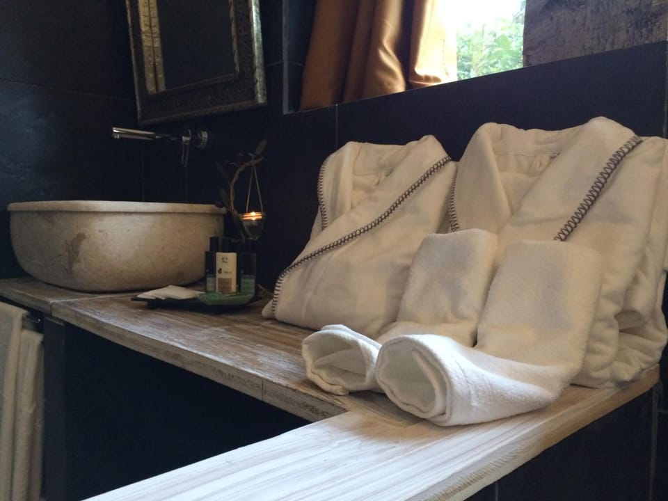 Shower, free toiletries, hair dryer, bidet