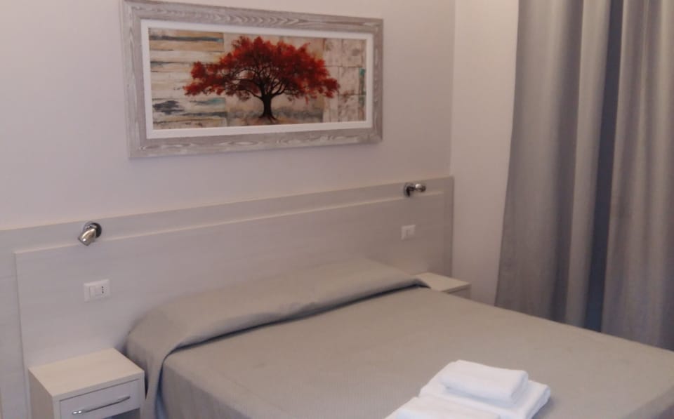 Minibar, in-room safe, desk, WiFi (free)