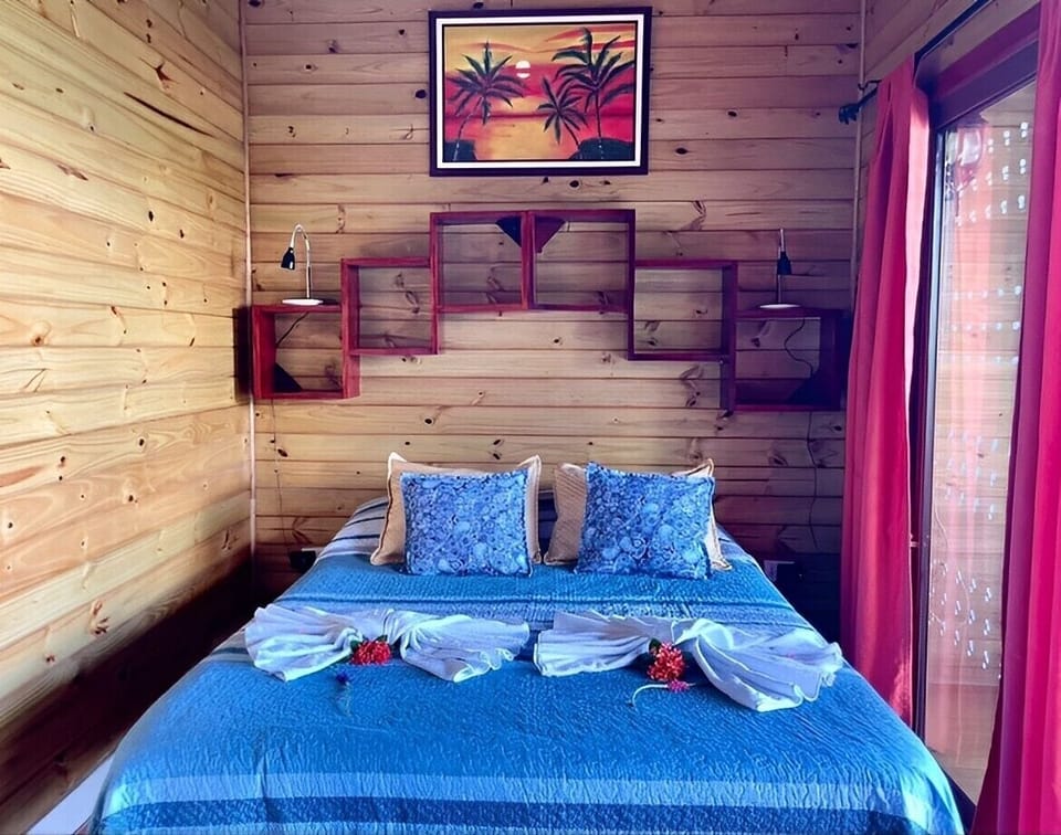 Deluxe Cabin | 1 bedroom, in-room safe, WiFi (free), bed sheets