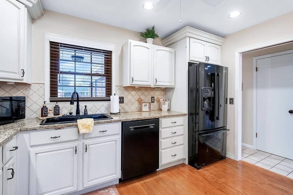 Beautiful Fully Stocked Kitchen