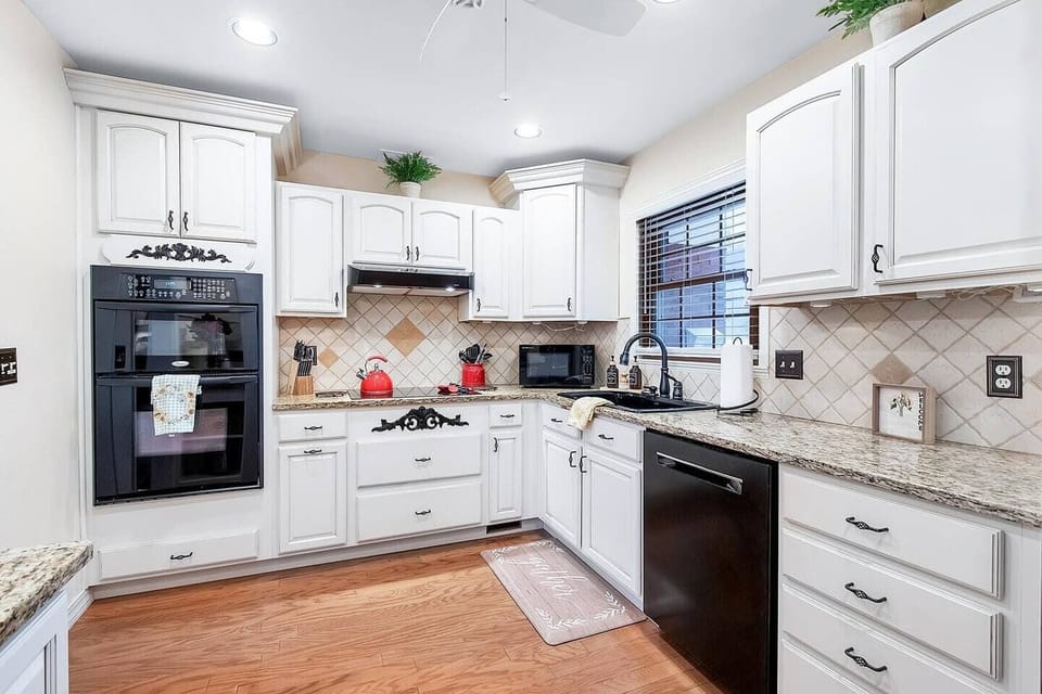 Beautiful Fully Stocked Kitchen