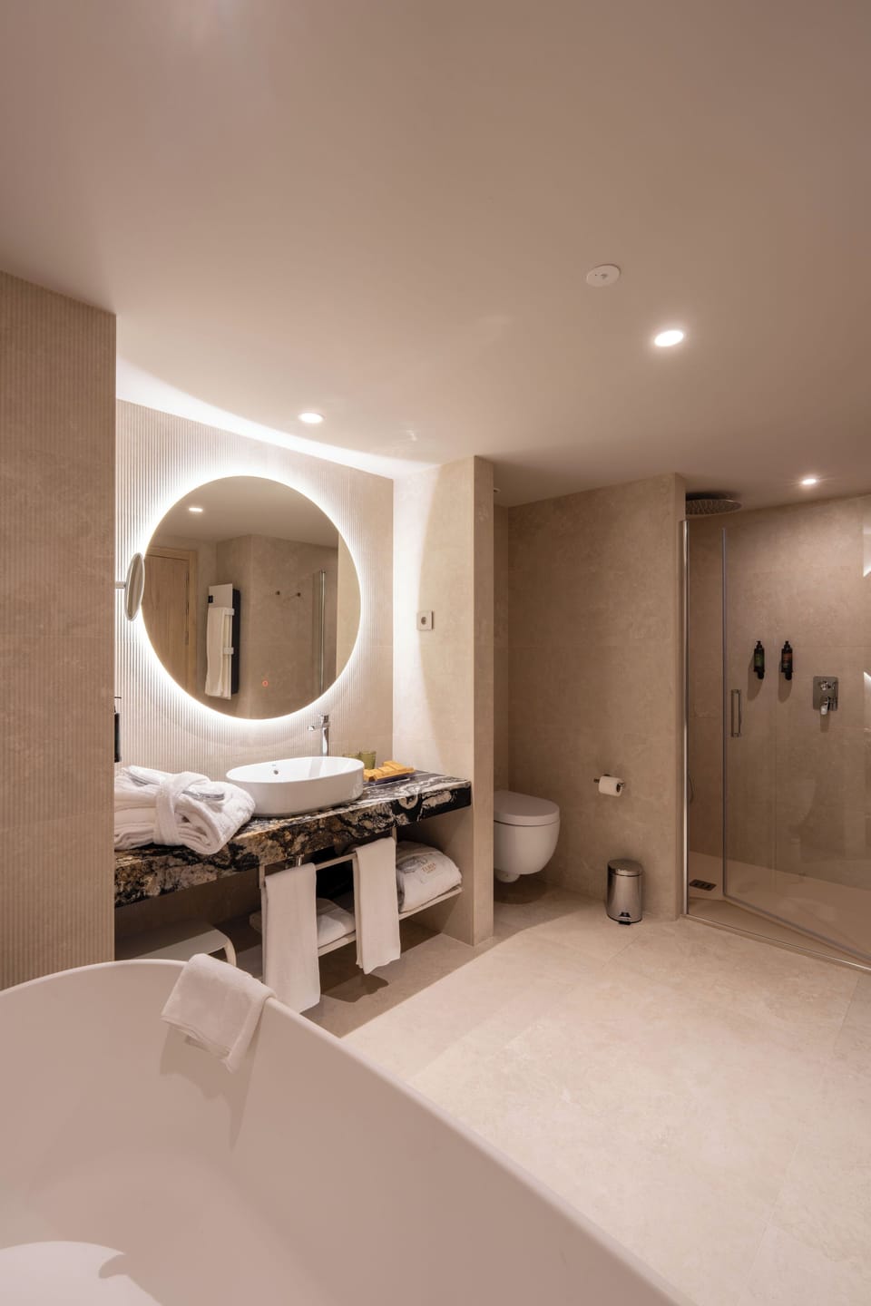 Suite with Balcony | Bathroom | Shower, free toiletries, hair dryer, towels