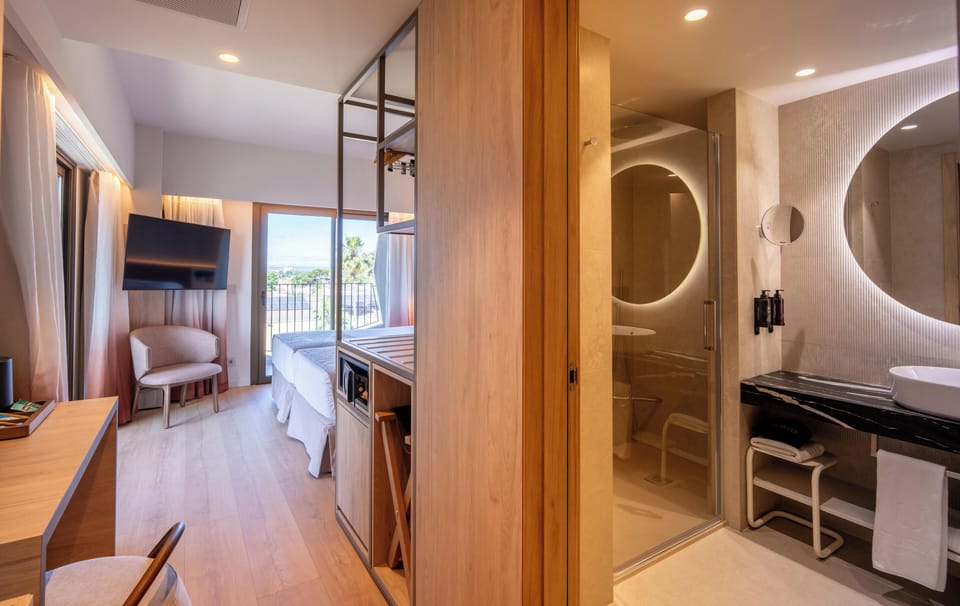 Deluxe Double Room with Balcony | In-room safe, desk, laptop workspace, blackout drapes