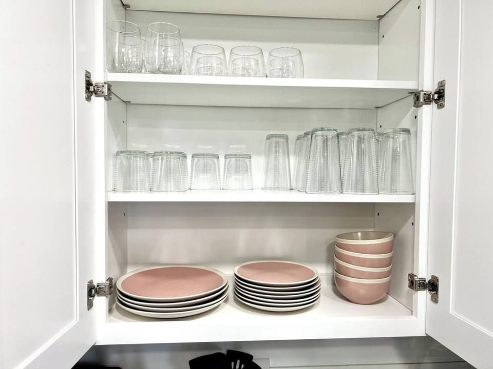 Full sets of dishware provided