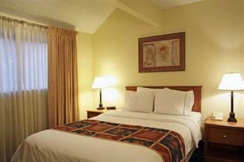 Premium bedding, desk, iron/ironing board, free cribs/infant beds