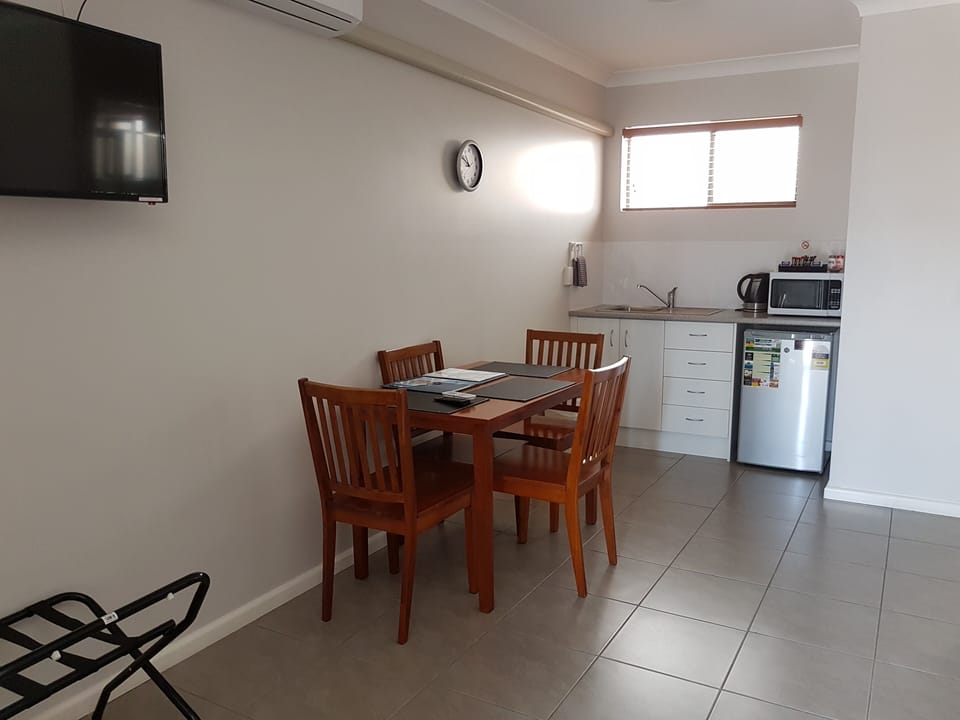 Deluxe Studio, Non Smoking, Kitchenette | Iron/ironing board (on request), cribs (free), WiFi (free)