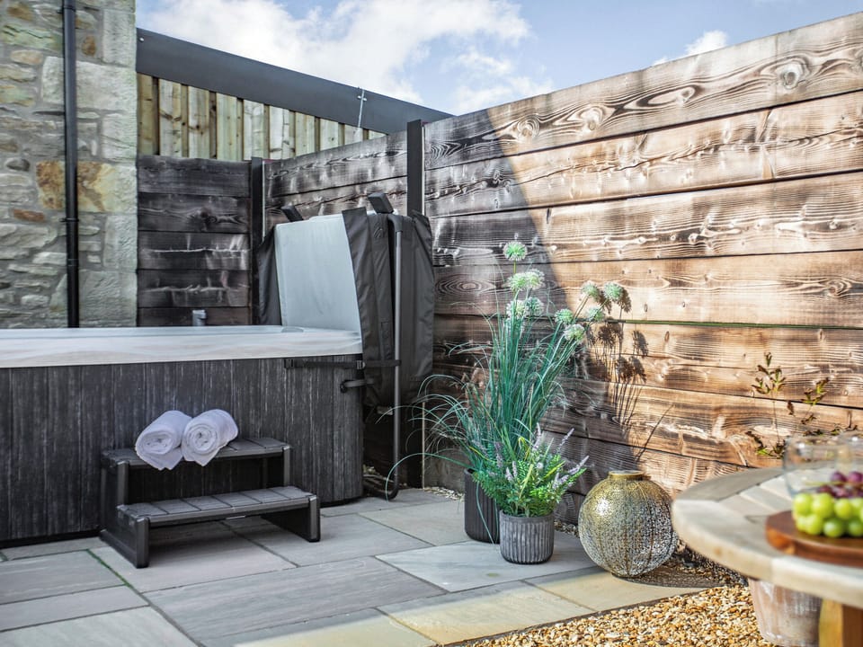 Hot tub | The Richmond - Sykelands Cottages, Dalton