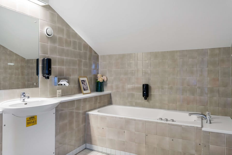 Suite, 2 Twin Beds, Non Smoking | Bathroom | Hair dryer, towels