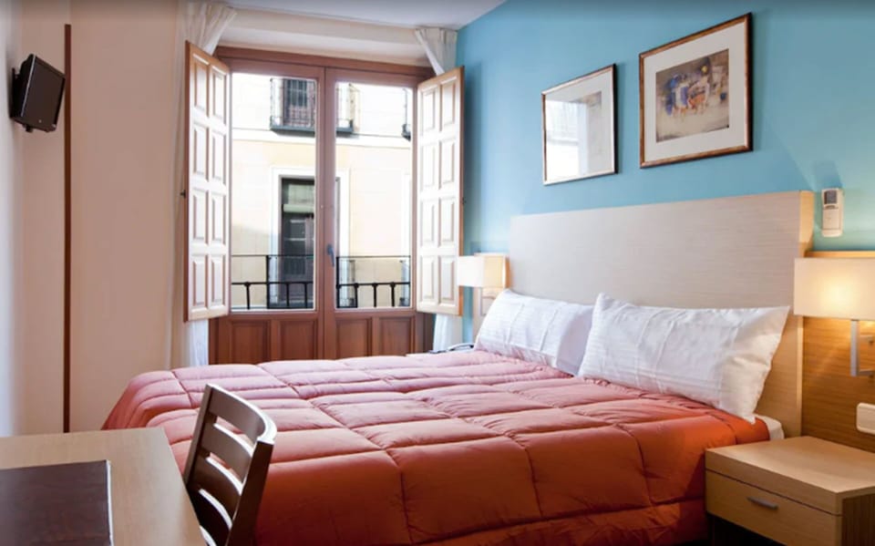 Premium bedding, down comforters, in-room safe, desk