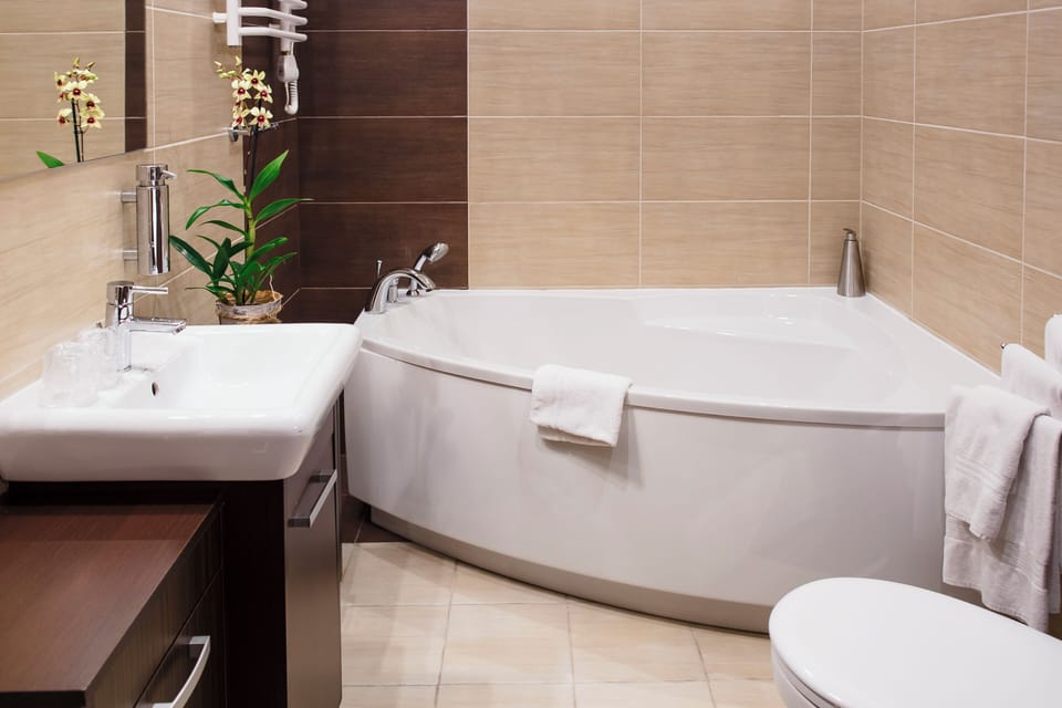 Classic Studio Suite | Bathroom | Free toiletries, hair dryer, towels
