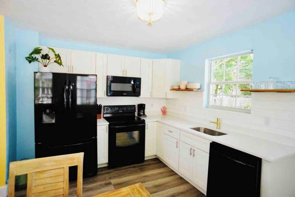 Fully stocked kitchen with all you need to prepare a delicious meal!