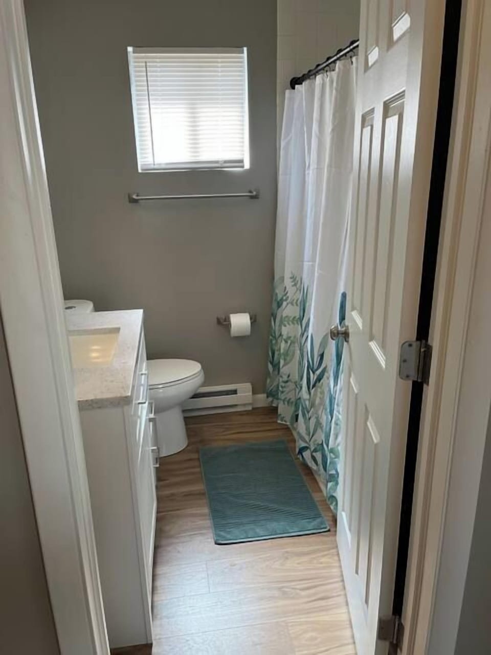 Upstairs Full Bathroom