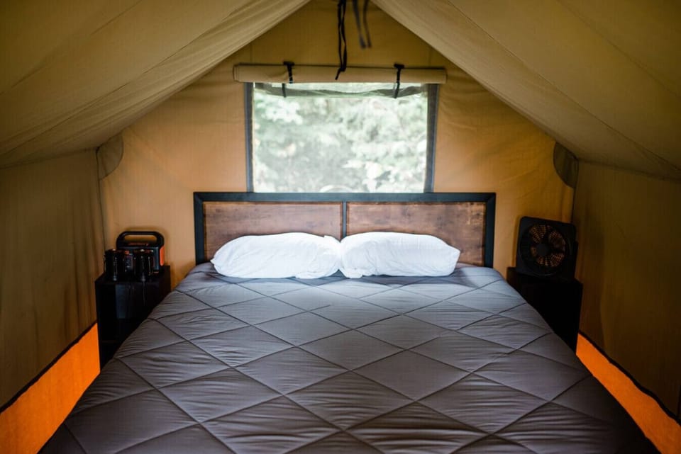 queen bed with fluffy pillows