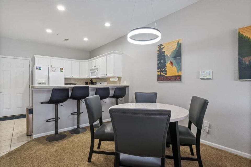 Dining & Breakfast Bar seating