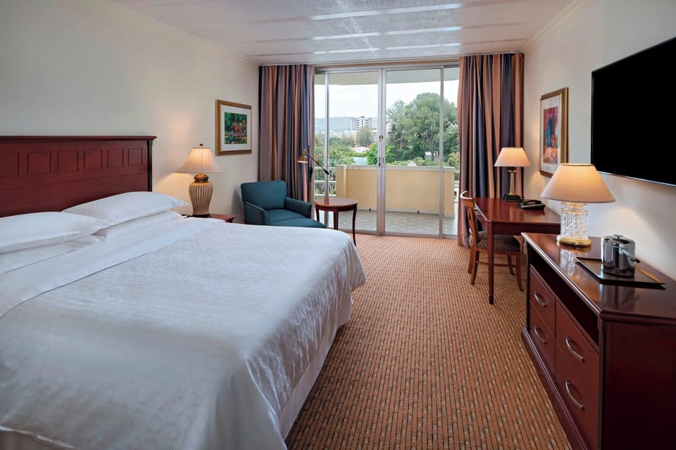 Deluxe Room, 1 King Bed, Balcony | Premium bedding, minibar, in-room safe, desk