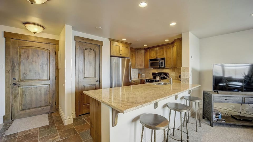 Apartment (3 Bedrooms) | Private kitchen | Fridge, microwave, oven, stovetop