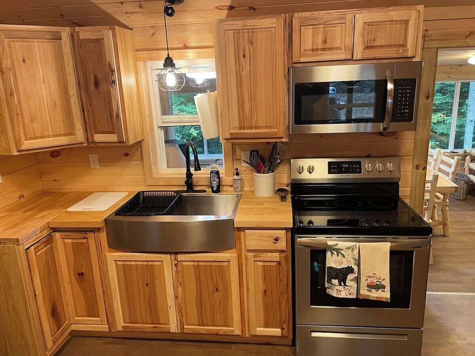 Kitchen, Cabinets, Microwave, Stove, Sink, Counter