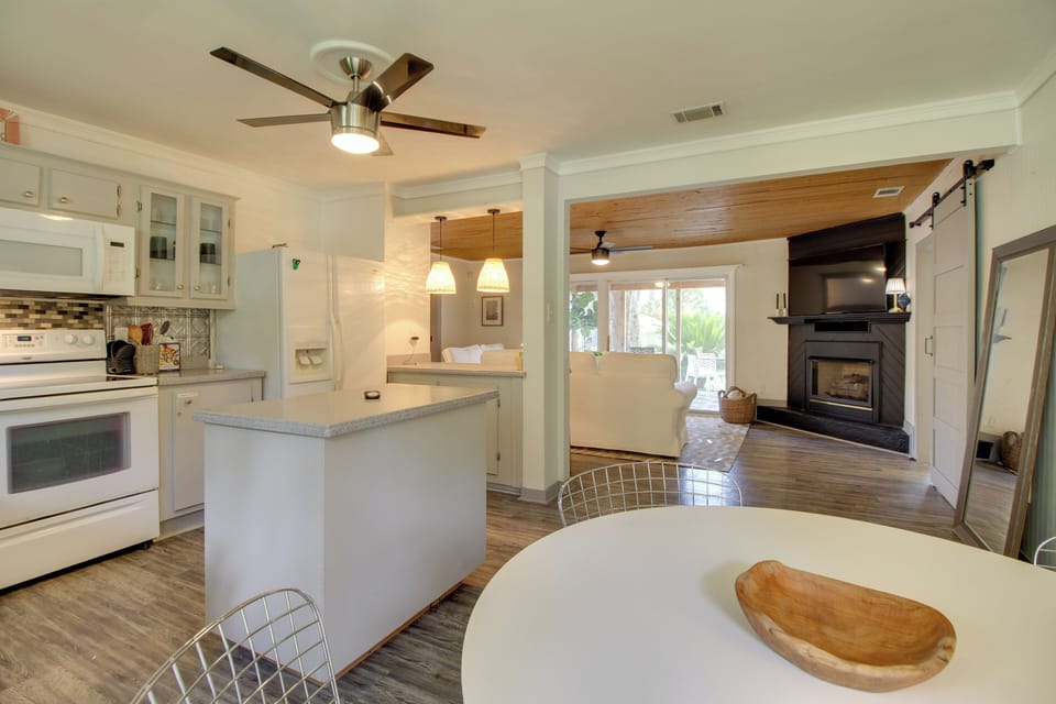 Dining Area | Dishes & Flatware Provided