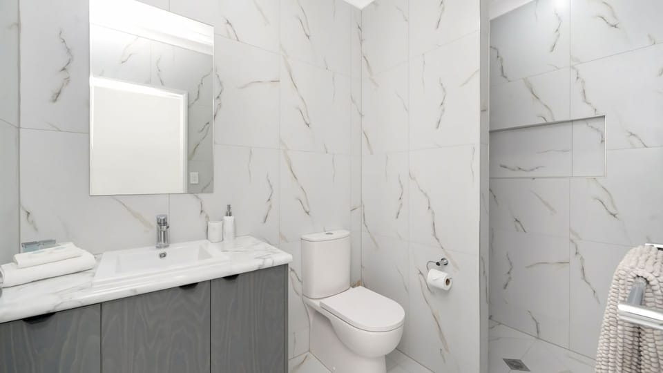Full bathroom 1 image 1
