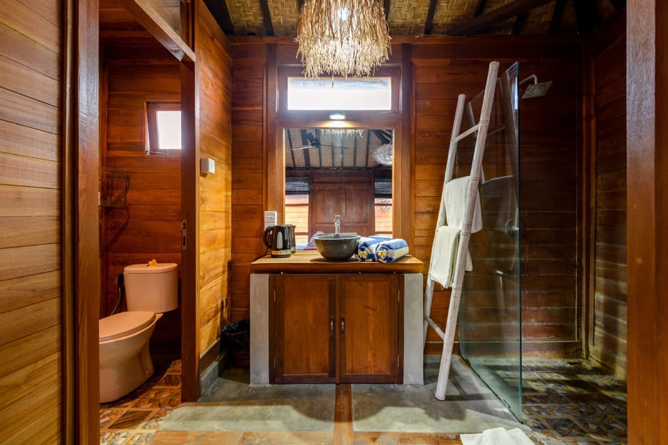 Shower, rainfall showerhead, free toiletries, hair dryer