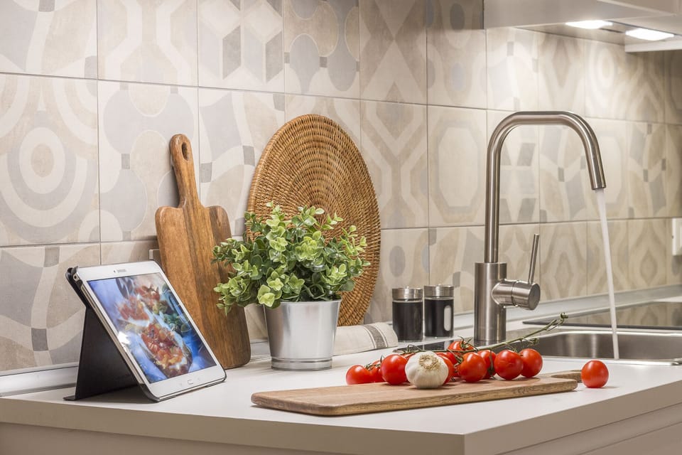 Deluxe Apartment | Private kitchen | Full-size fridge, microwave, oven, stovetop