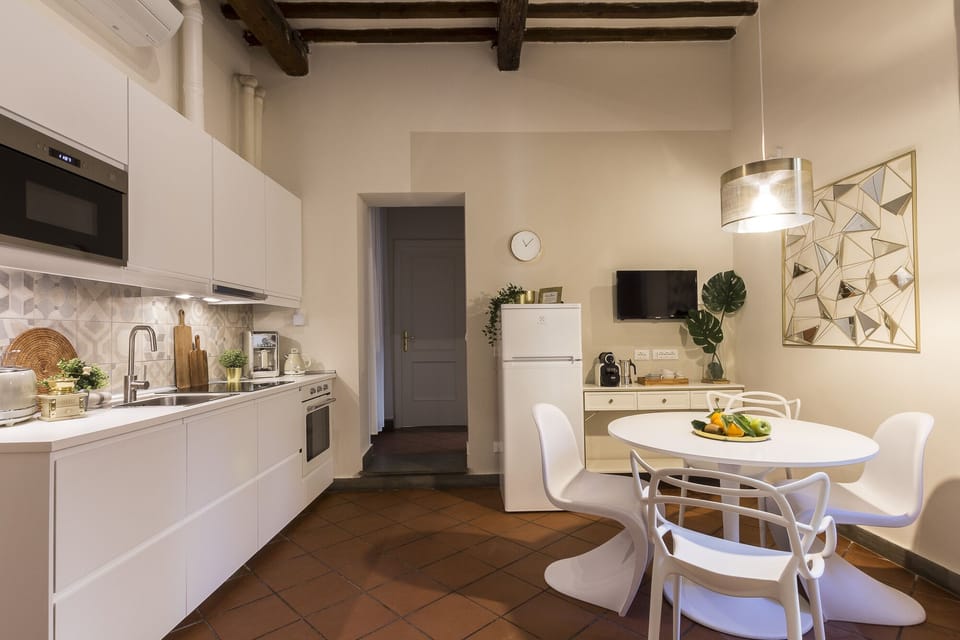 Deluxe Apartment | Private kitchen | Full-size fridge, microwave, oven, stovetop