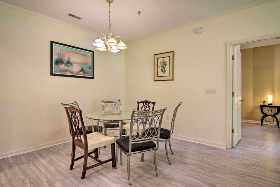 Dining Area | Dishware/Flatware Provided