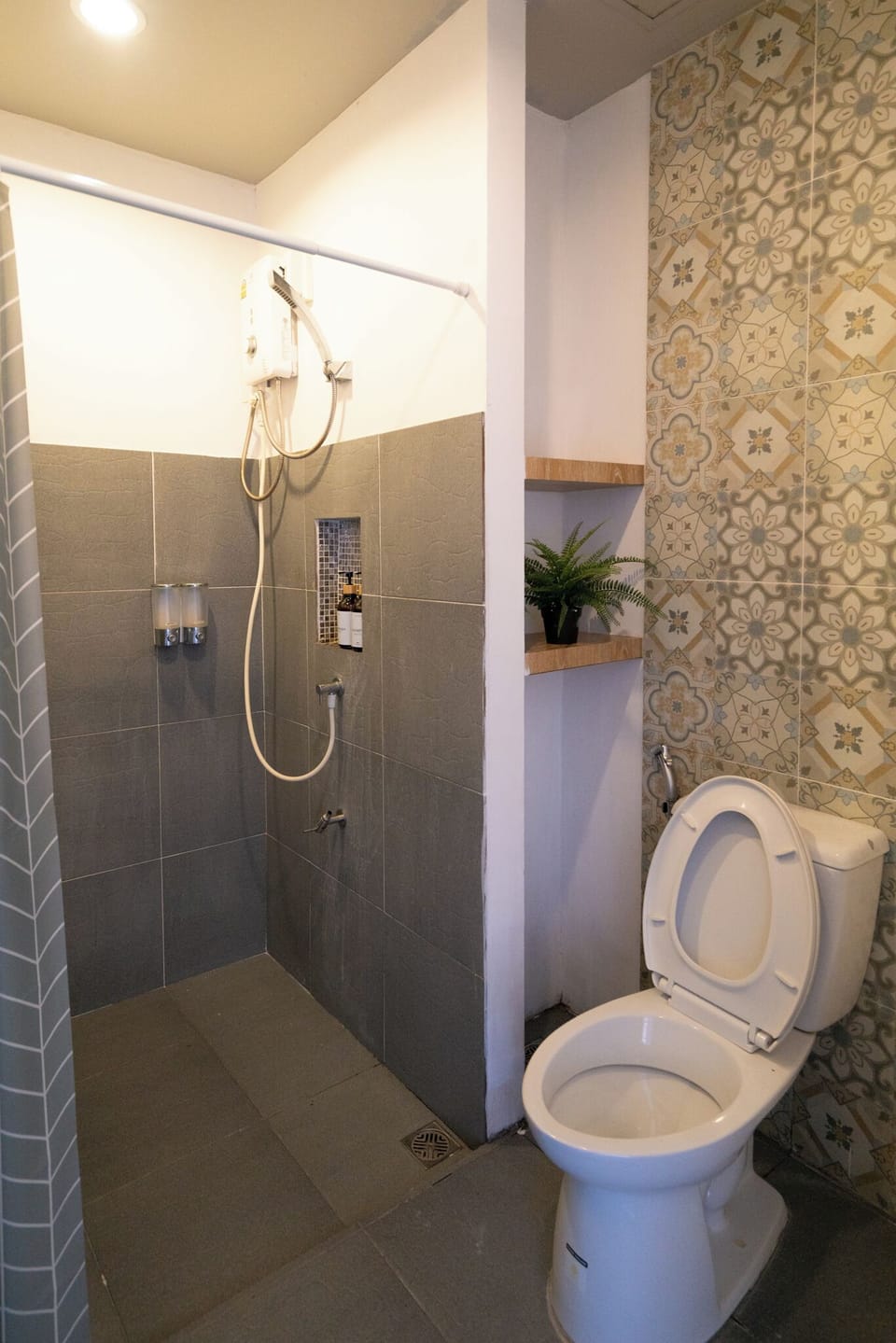 Standard Double Room | Bathroom | Shower, hair dryer, towels