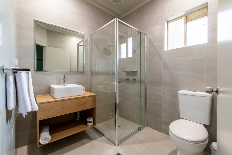 Shower, rainfall showerhead, free toiletries, hair dryer (on request)