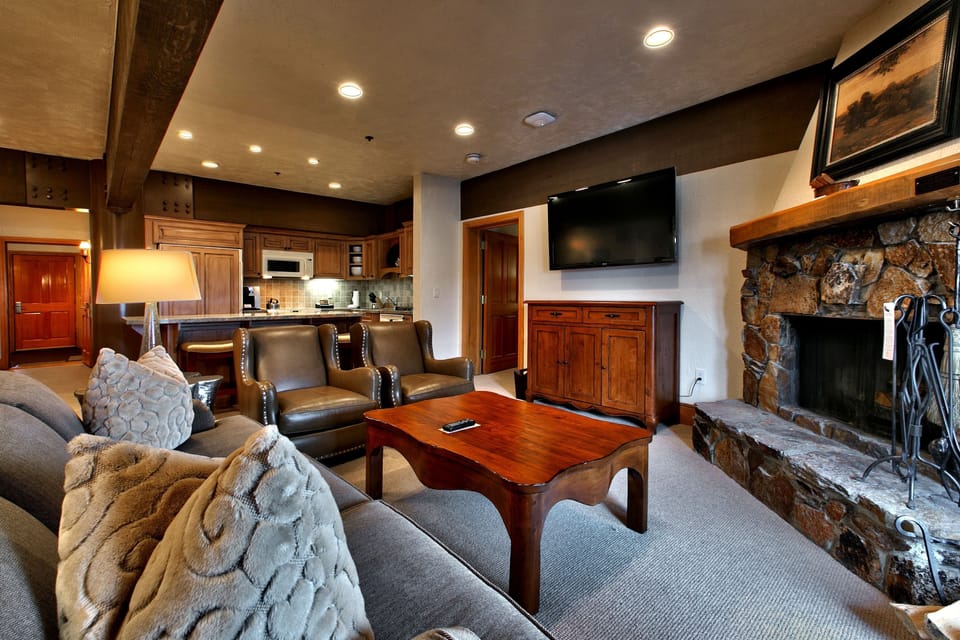 Suite, 3 Bedrooms | Living room | Fireplace
