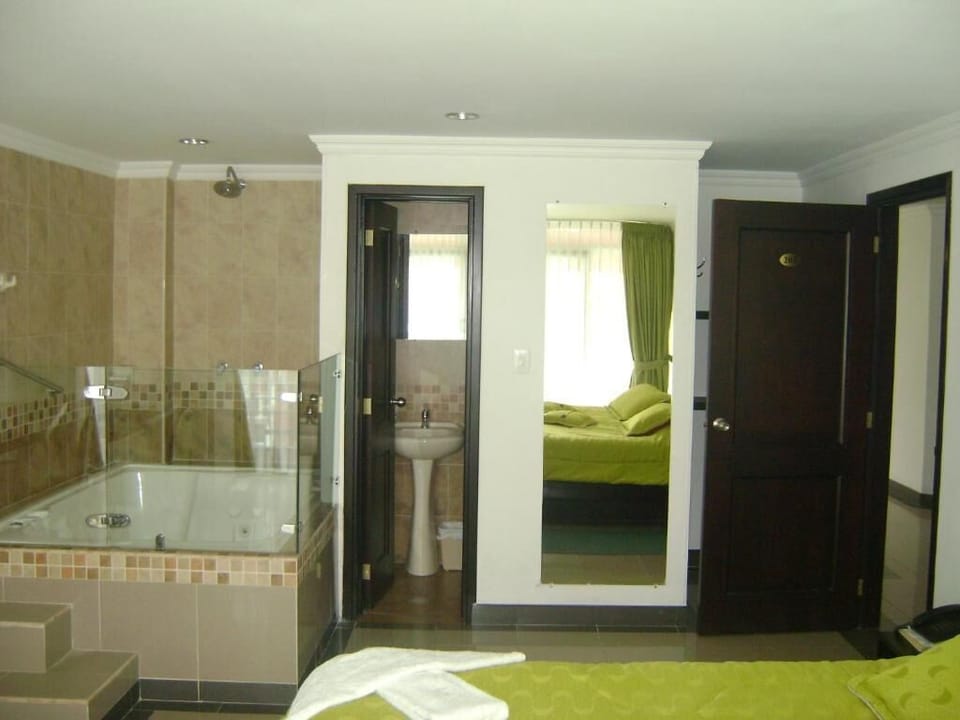 Comfort Room | Desk, laptop workspace, WiFi (free), individually furnished