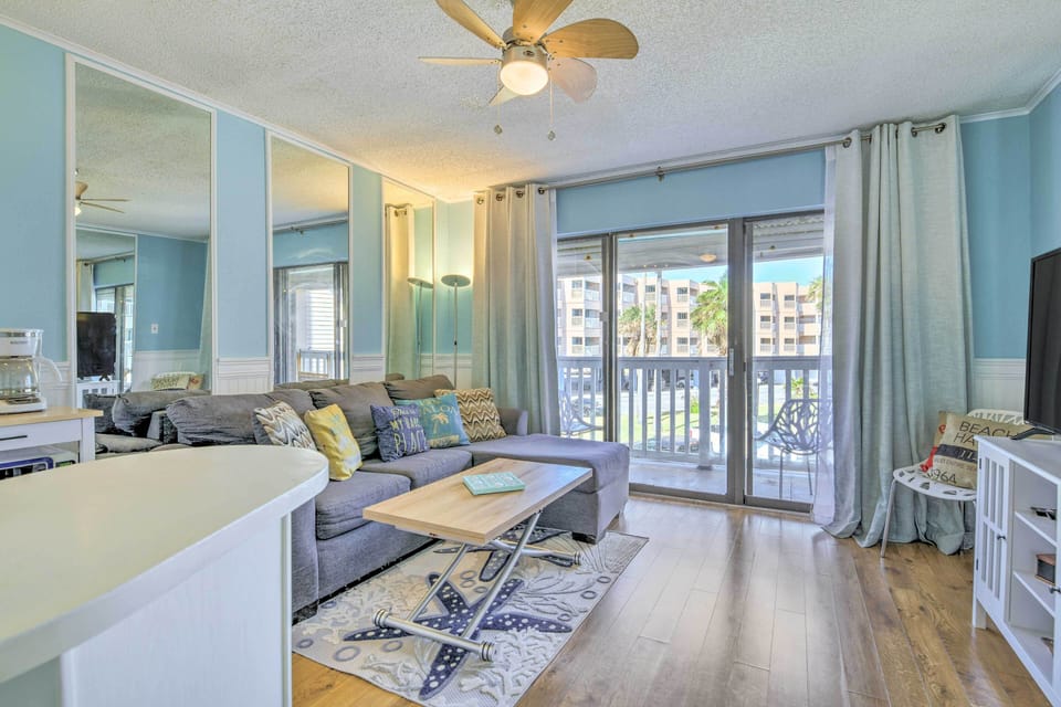 Living Room | Free WiFi | Smart TV w/ Cable
