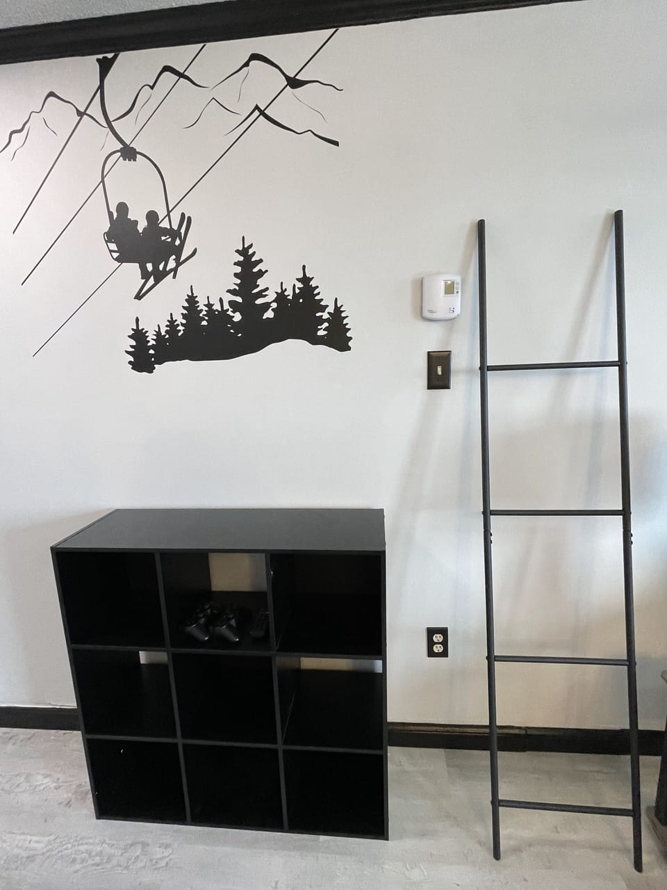 Storage cubby and blanket ladder. 