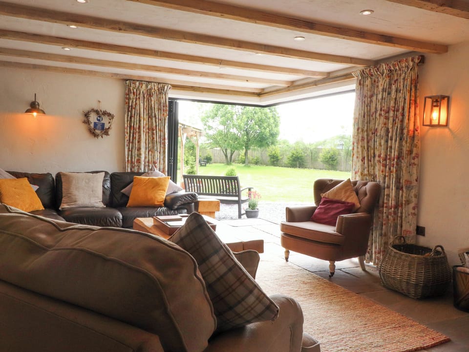 Cottage | Living area | Fireplace