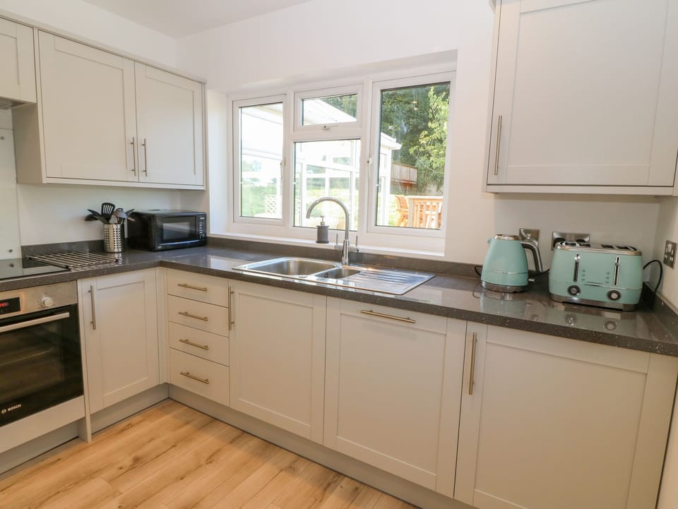 Cottage | Private kitchen | Fridge, dishwasher, electric kettle, toaster
