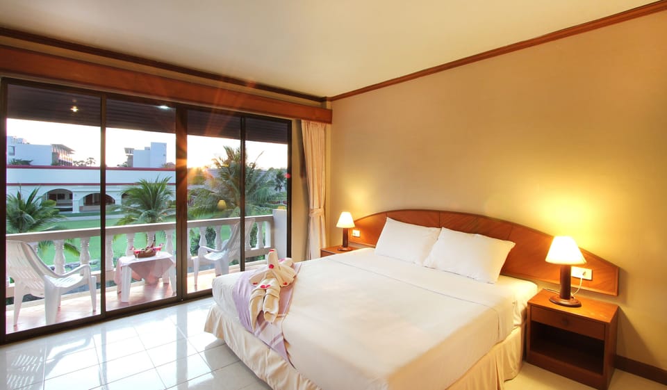Standard Double Room | In-room safe, desk, blackout drapes, soundproofing