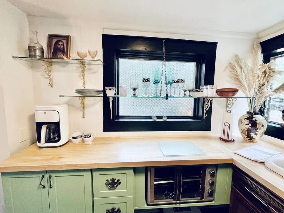 Enjoy a cup of coffee in this retro-inspired kitchen