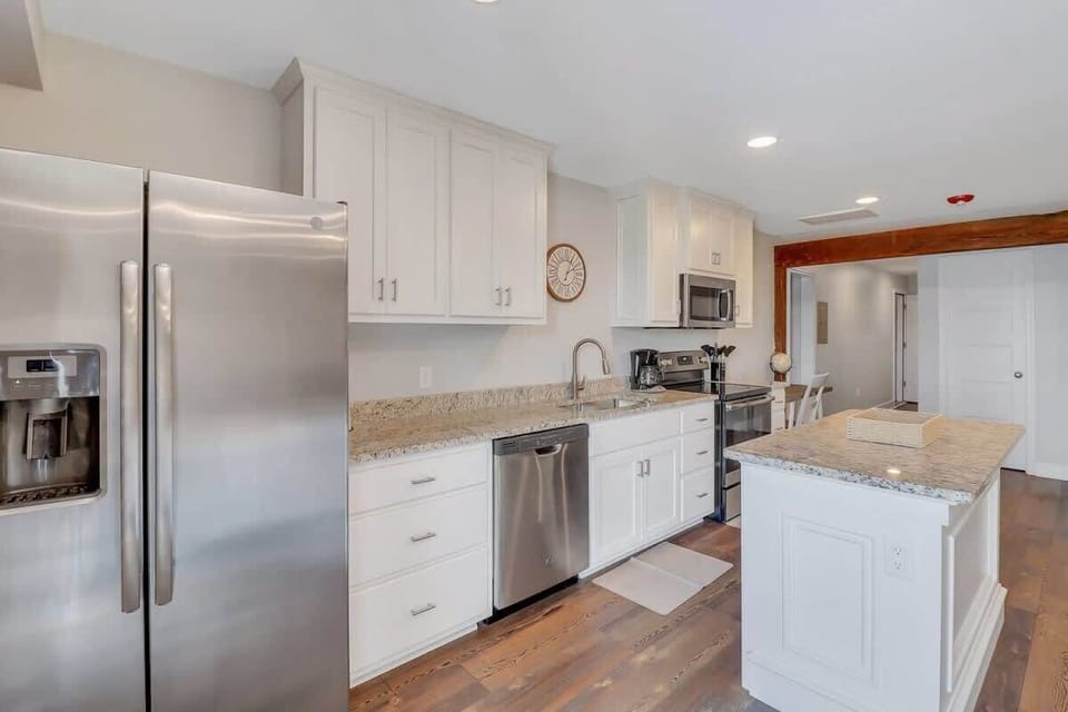 Another view of the kitchen!