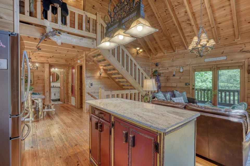 very beautiful cabin with a view , very spacious , very clean overall perfect! 