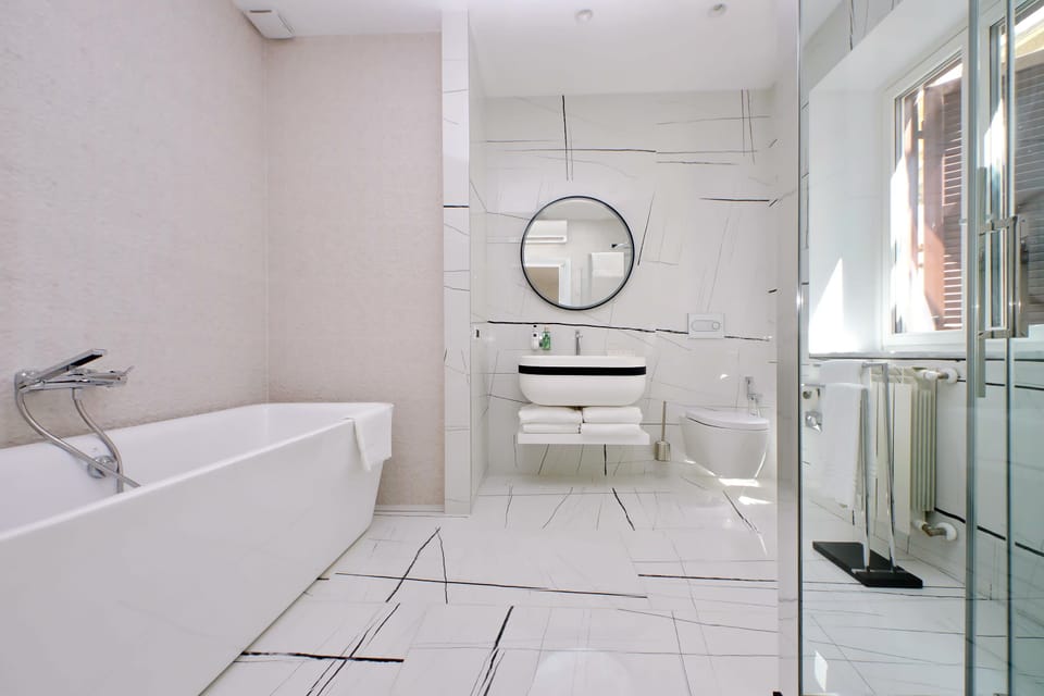 Royal Deluxe | Bathroom | Shower, free toiletries, hair dryer, slippers