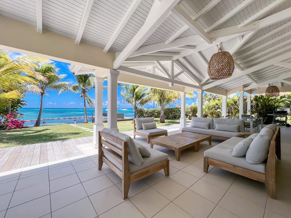Relax in our luxury villa in the West Indies. Enjoy the comfort of the outdoor lounge on the shaded terrace while admiring the breathtaking view of the sea and lagoon of Saint-François. Immerse yourself in a peaceful atmosphere where luxury and nature meet for an unforgettable holiday.