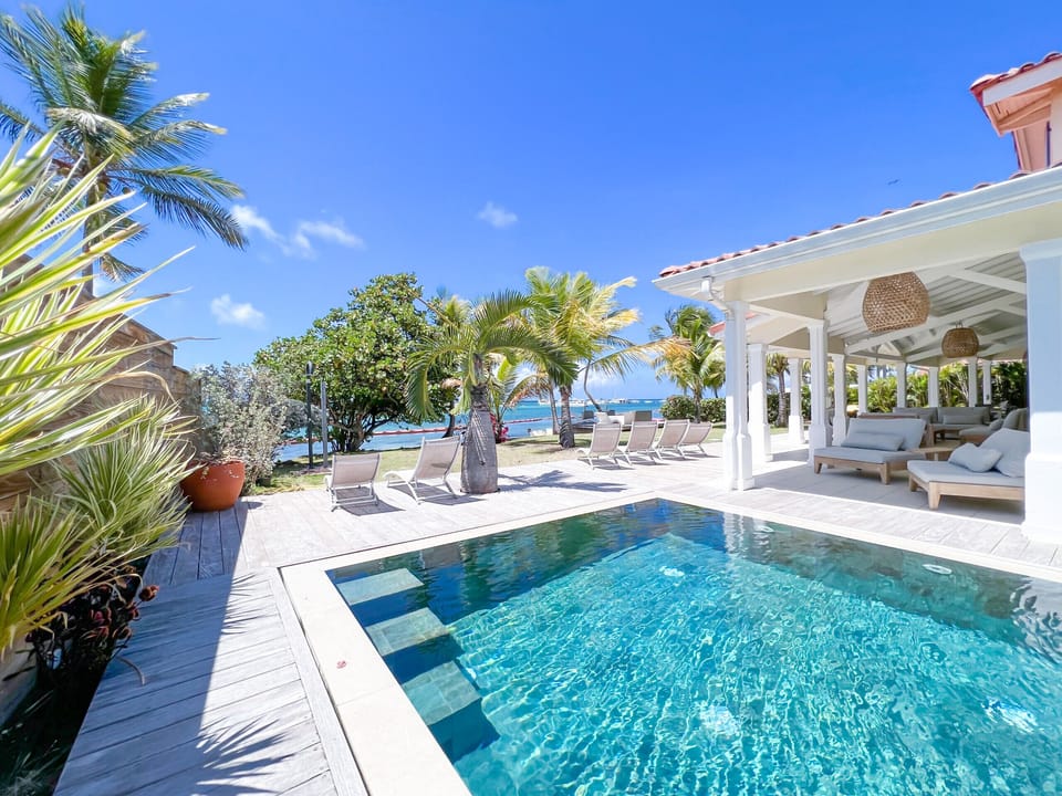 Discover a true haven of peace in our top-of-the-range villa in the West Indies. Enjoy the infinity pool with its breathtaking sea views. Relax on the sun loungers and enjoy the comfort of the outdoor lounge. Immerse yourself in absolute luxury and unforgettable moments of relaxation.