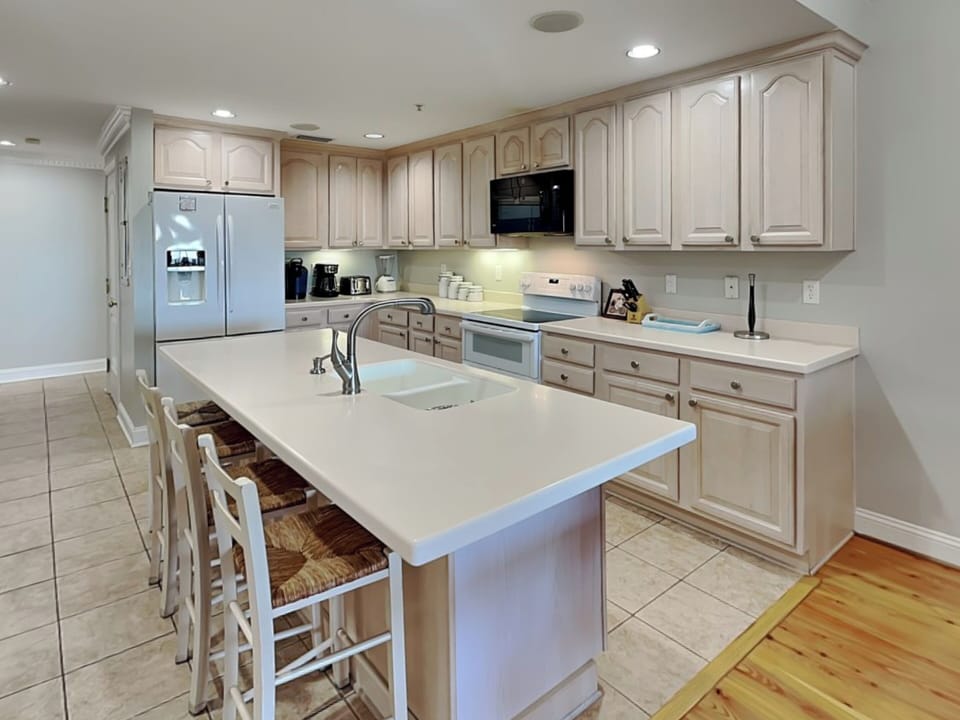 Full Kitchen - Breakfast Bar Seating for 4