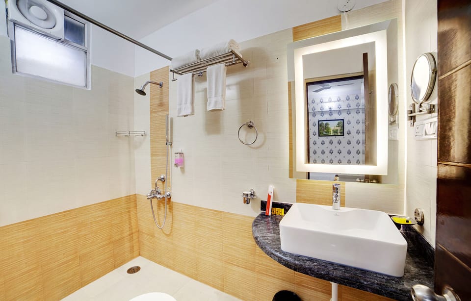 Premium Twin Room, 2 Twin Beds, City View | Bathroom | Shower, rainfall showerhead, free toiletries, hair dryer