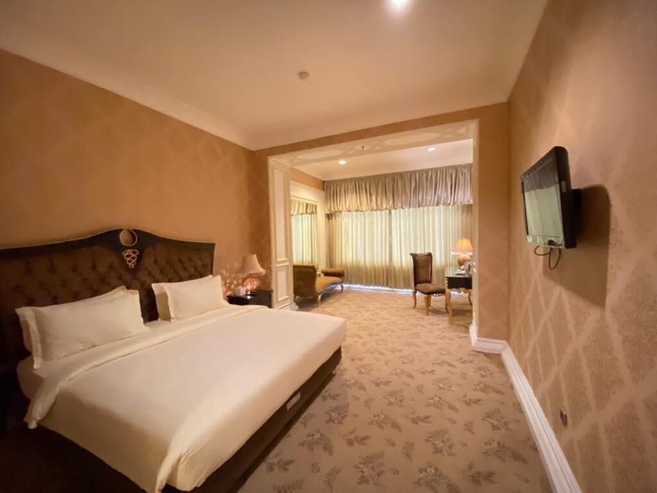 Deluxe Room | Desk, laptop workspace, WiFi (free), bed sheets
