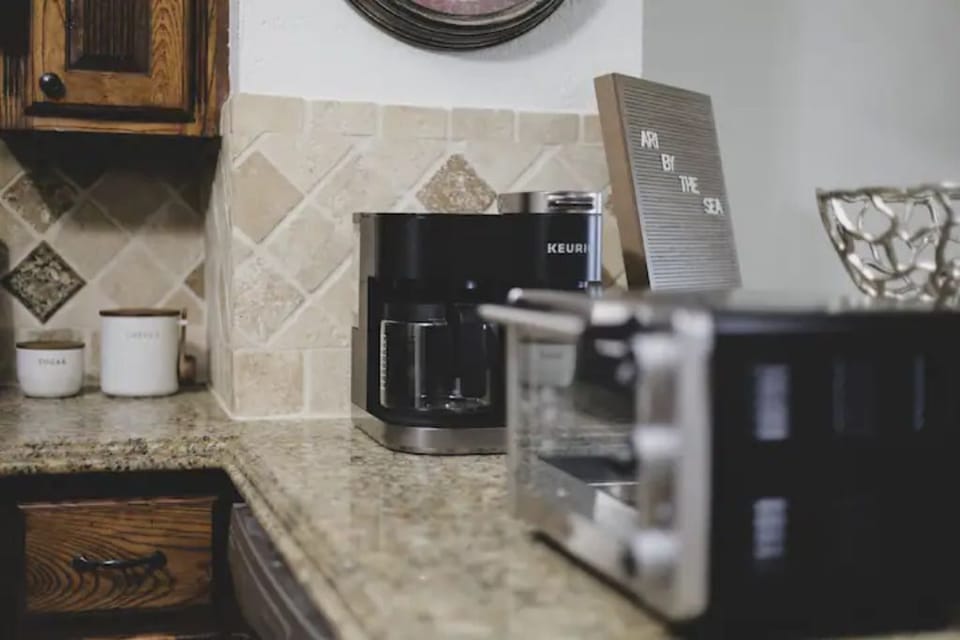 Keurig K-Duo Single Serve & Carafe Coffee Maker, Toaster Oven.