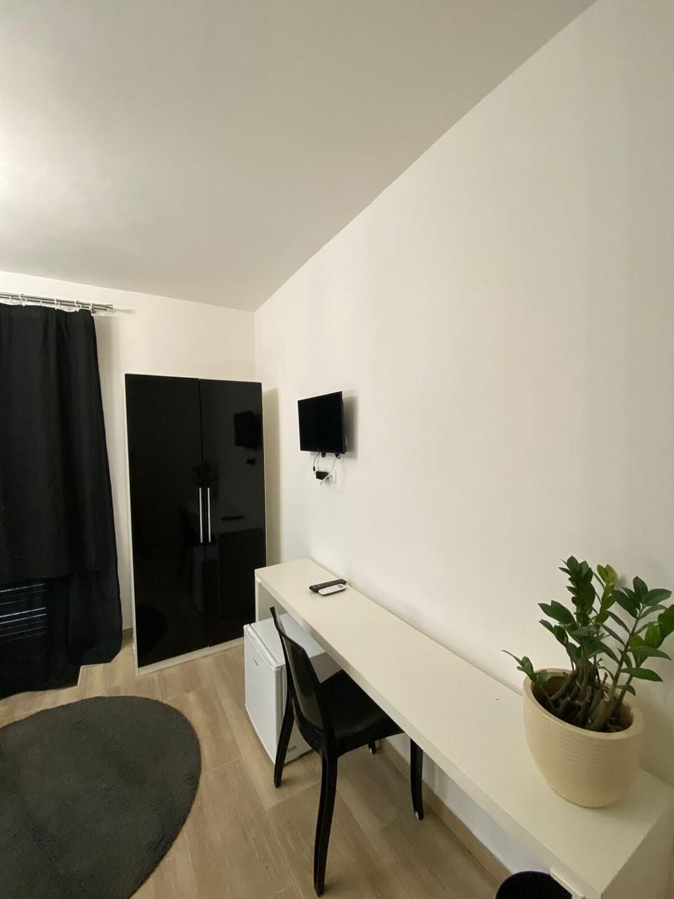Iris | Desk, laptop workspace, iron/ironing board (on request), WiFi (free)