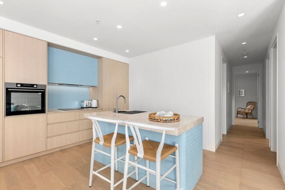 🍳 Modern kitchen with luxury appliances and sleek finishes
