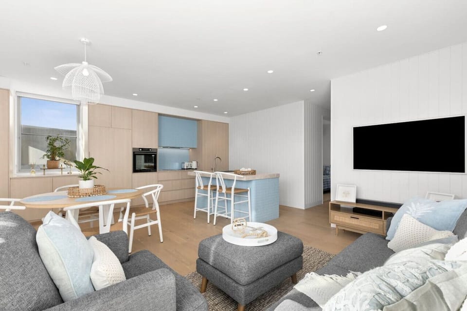 ✨ Contemporary open-plan living with high-end kitchen, dining, and lounge area