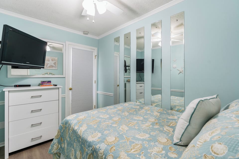 2nd Bedroom w/1 Queen